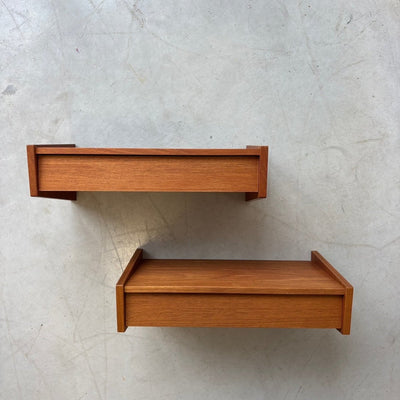 
                  
                    Set van 2 teak vintage wandkastjes - nachtkastjes - LOUI.STORE
                  
                