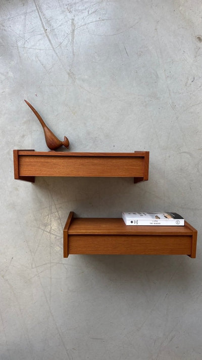
                  
                    Set van 2 teak vintage wandkastjes - nachtkastjes - LOUI.STORE
                  
                
