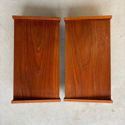 
                  
                    Set van 2 teak vintage wandkastjes - nachtkastjes - LOUI.STORE
                  
                