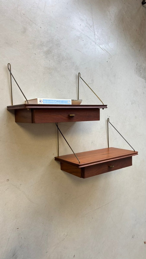 
                  
                    Set vintage string wandkastjes teak - LOUI.STORE
                  
                