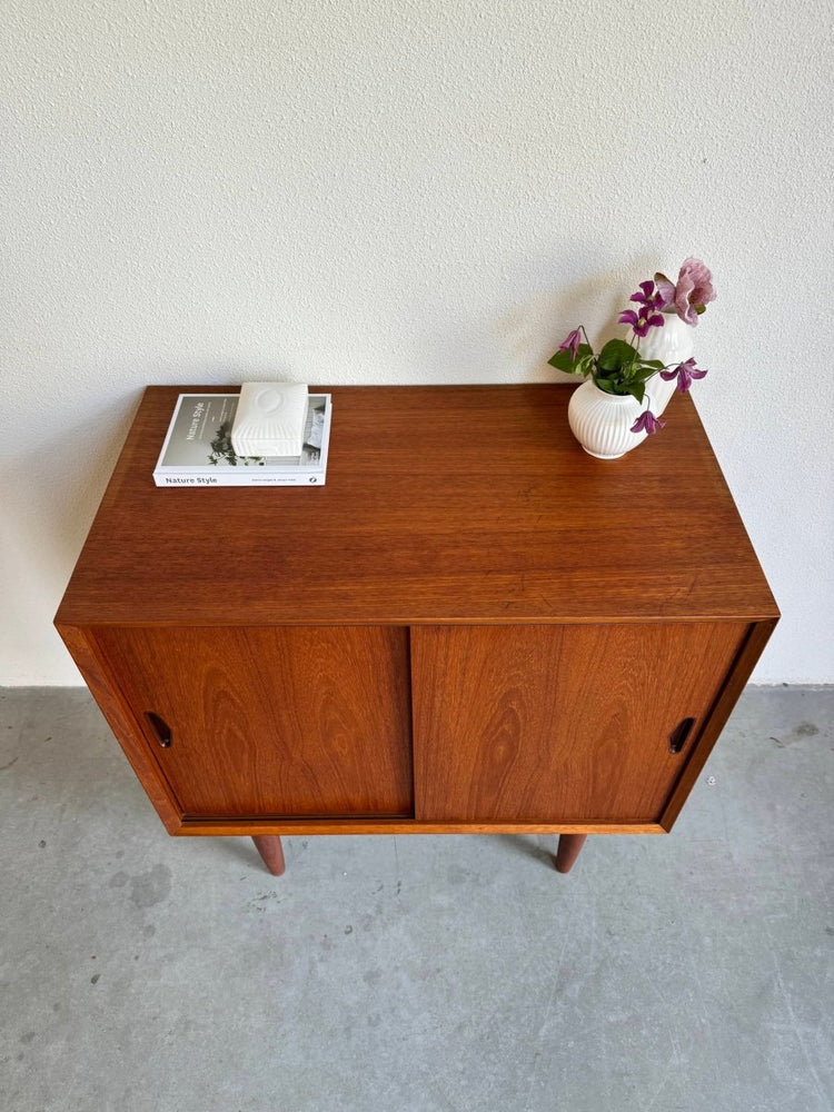 
                  
                    Sideboard schuifdeurtjes teak - LOUI.STORE
                  
                