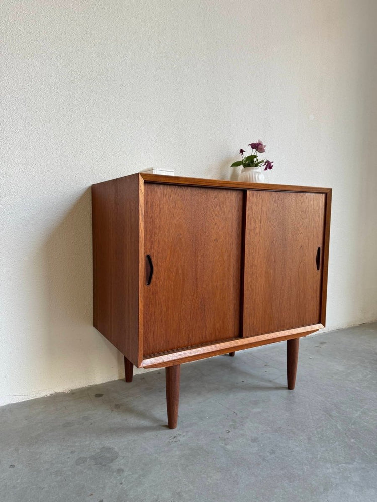 
                  
                    Sideboard schuifdeurtjes teak - LOUI.STORE
                  
                