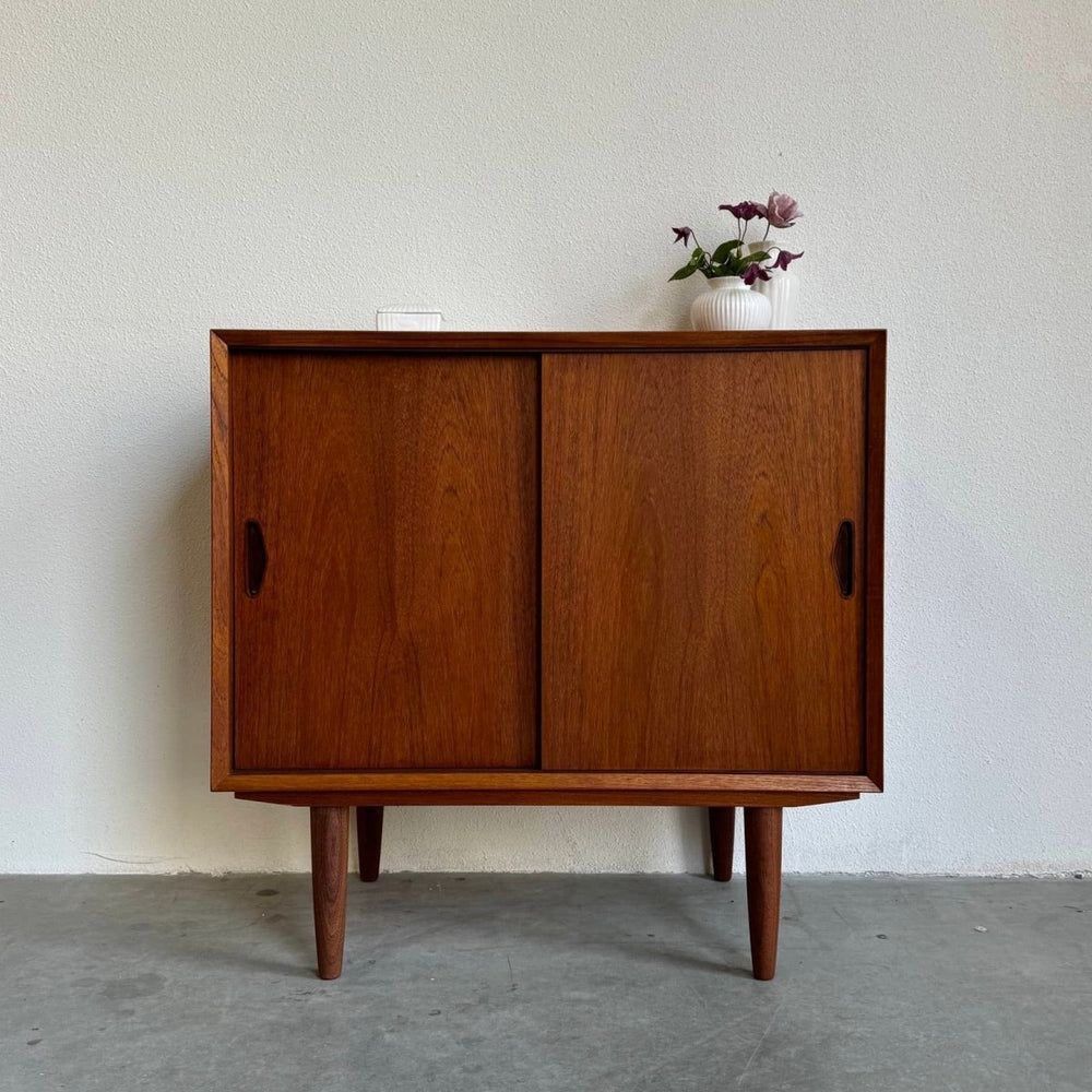 Sideboard schuifdeurtjes teak - LOUI.STORE