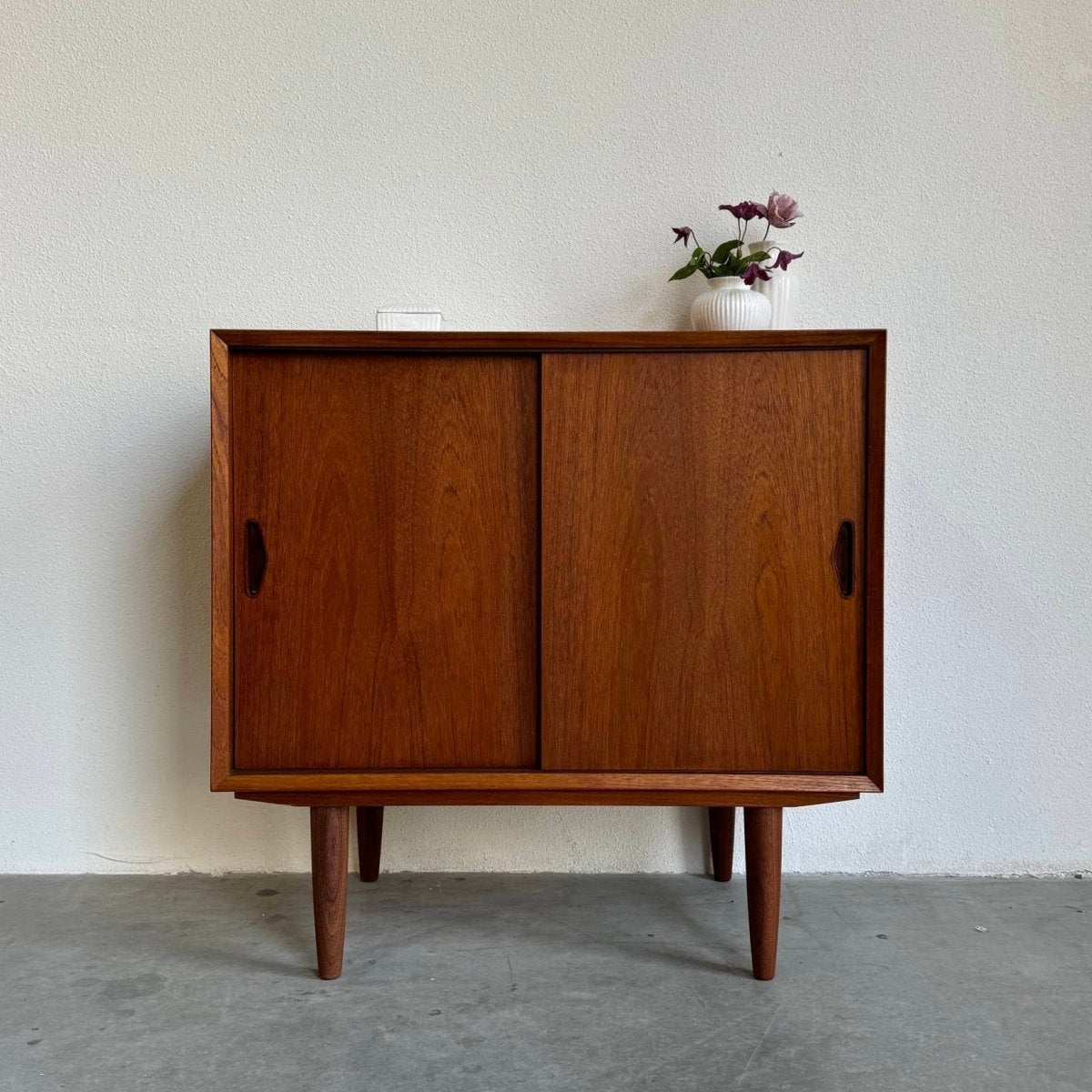 
                  
                    Sideboard schuifdeurtjes teak - LOUI.STORE
                  
                