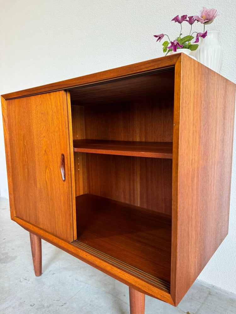 
                  
                    Sideboard schuifdeurtjes teak - LOUI.STORE
                  
                