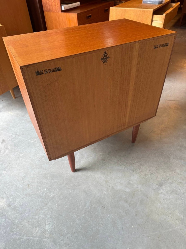 
                  
                    Sideboard schuifdeurtjes teak - LOUI.STORE
                  
                