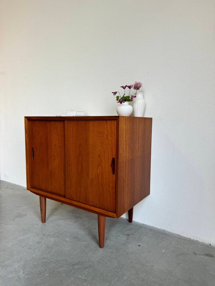 
                  
                    Sideboard schuifdeurtjes teak - LOUI.STORE
                  
                