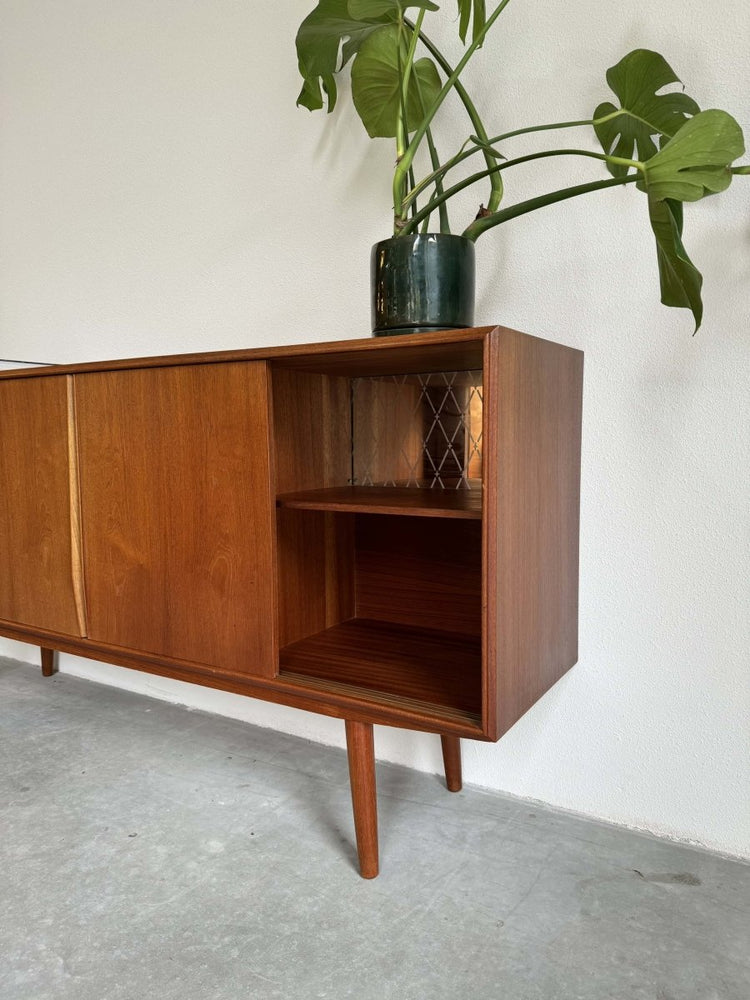 
                  
                    Sideboard teak 4 schuifdeuren EW Bach - LOUI.STORE
                  
                