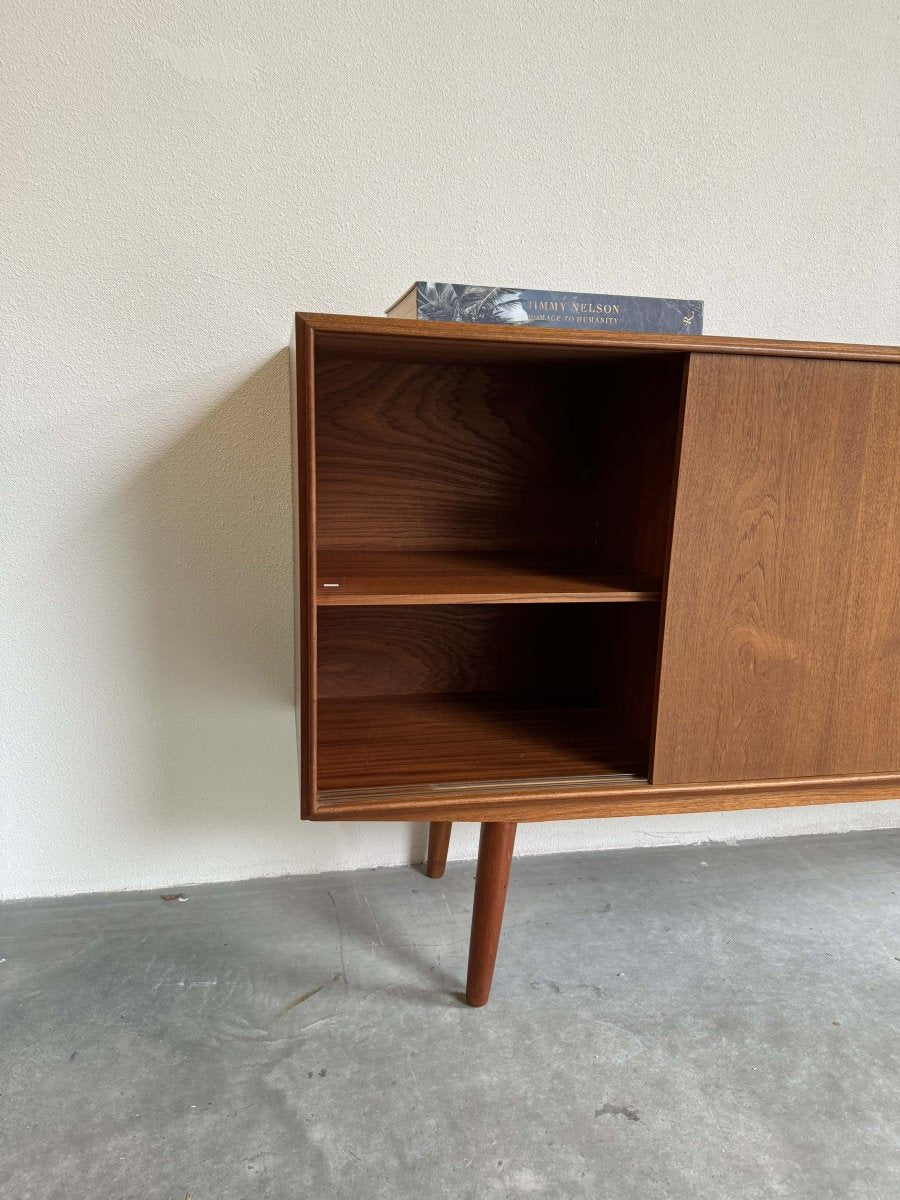 
                  
                    Sideboard teak 4 schuifdeuren EW Bach - LOUI.STORE
                  
                