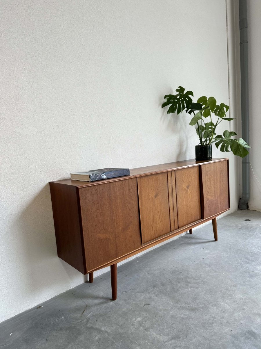 
                  
                    Sideboard teak 4 schuifdeuren EW Bach - LOUI.STORE
                  
                