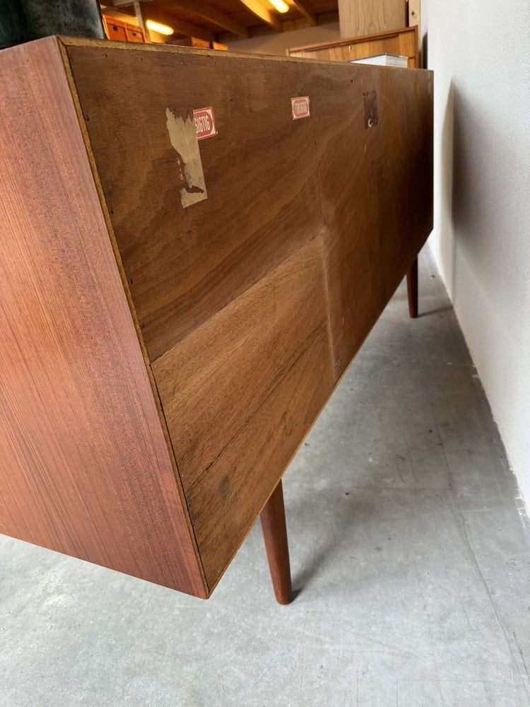 
                  
                    Sideboard teak 4 schuifdeuren EW Bach - LOUI.STORE
                  
                