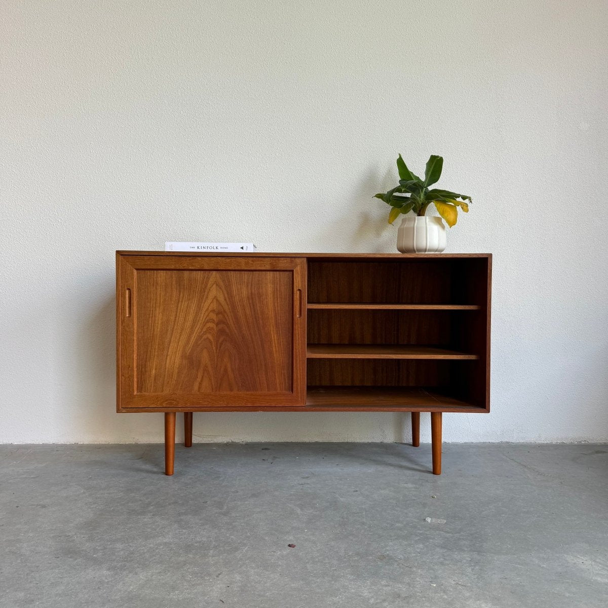 
                  
                    Sideboard teak met lijst - LOUI.STORE
                  
                