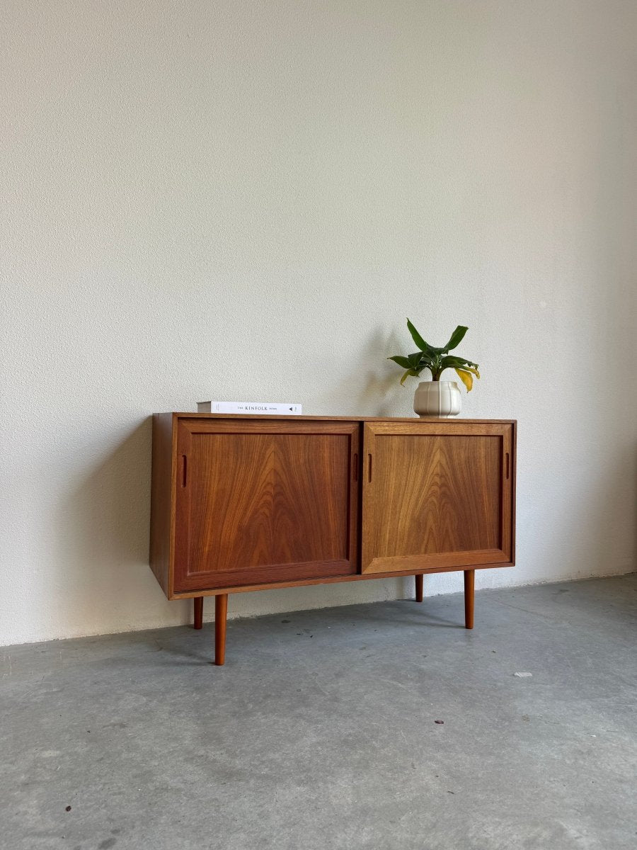 
                  
                    Sideboard teak met lijst - LOUI.STORE
                  
                