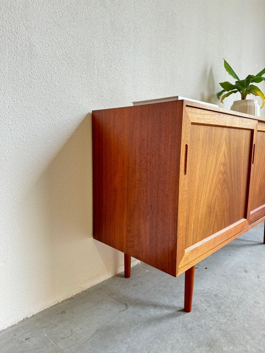 
                  
                    Sideboard teak met lijst - LOUI.STORE
                  
                