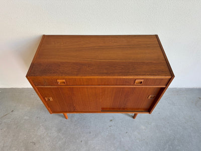 
                  
                    Sideboard teak schuifdeuren en lade - LOUI.STORE
                  
                