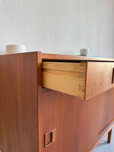 
                  
                    Sideboard teak schuifdeuren en lade - LOUI.STORE
                  
                