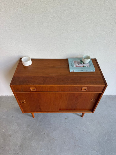 
                  
                    Sideboard teak schuifdeuren en lade - LOUI.STORE
                  
                