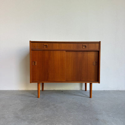 
                  
                    Sideboard teak schuifdeuren en lade - LOUI.STORE
                  
                