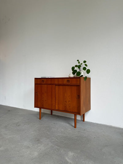 
                  
                    Sideboard teak schuifdeurtjes en lade - LOUI.STORE
                  
                