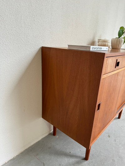 
                  
                    Sideboard teak schuifdeurtjes en lade - LOUI.STORE
                  
                