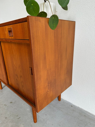 
                  
                    Sideboard teak schuifdeurtjes en lade - LOUI.STORE
                  
                