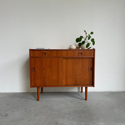 Sideboard teak schuifdeurtjes en lade - LOUI.STORE