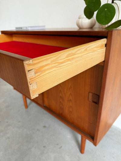 
                  
                    Sideboard teak schuifdeurtjes en lade - LOUI.STORE
                  
                