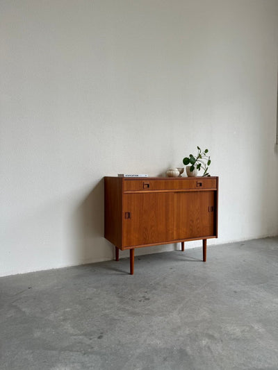 Sideboard teak schuifdeurtjes en lade - LOUI.STORE