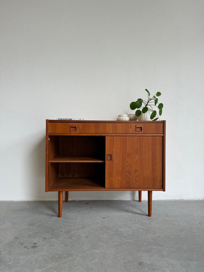 
                  
                    Sideboard teak schuifdeurtjes en lade - LOUI.STORE
                  
                