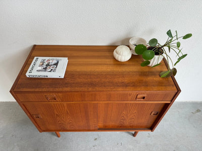 
                  
                    Sideboard teak schuifdeurtjes en lade - LOUI.STORE
                  
                