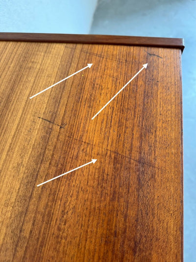 
                  
                    Sideboard teak schuifdeurtjes en lade - LOUI.STORE
                  
                