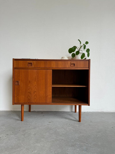 
                  
                    Sideboard teak schuifdeurtjes en lade - LOUI.STORE
                  
                