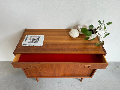 
                  
                    Sideboard teak schuifdeurtjes en lade - LOUI.STORE
                  
                