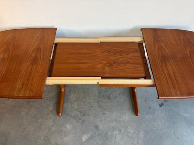 
                  
                    Skovby ovale uitschuifbare eettafel teak, model SM74 - LOUI.STORE
                  
                