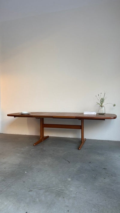 
                  
                    Skovby ovale uitschuifbare eettafel teak, model SM74 - LOUI.STORE
                  
                