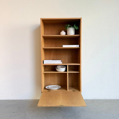
                  
                    Slanke vintage Hundevad boekenkast in eiken met klep - LOUI
                  
                