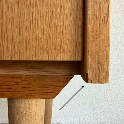 
                  
                    Slanke vintage Hundevad boekenkast in eiken met klep - LOUI
                  
                