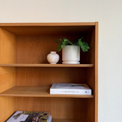 
                  
                    Slanke vintage Hundevad boekenkast in eiken met klep - LOUI
                  
                