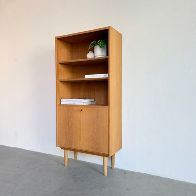 
                  
                    Slanke vintage Hundevad boekenkast in eiken met klep - LOUI
                  
                