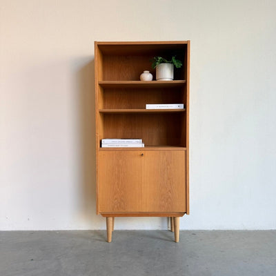 
                  
                    Slanke vintage Hundevad boekenkast in eiken met klep - LOUI
                  
                