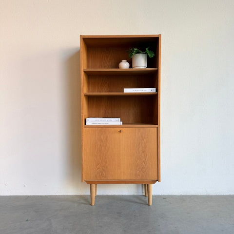 Slanke vintage Hundevad boekenkast in eiken met klep - LOUI