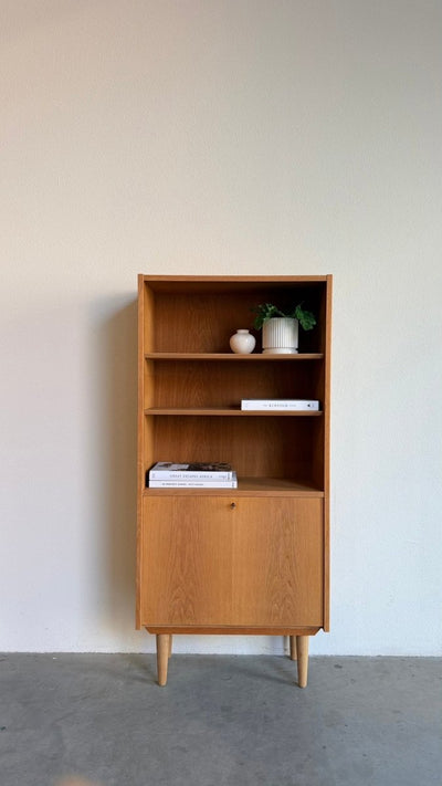 
                  
                    Slanke vintage Hundevad boekenkast in eiken met klep - LOUI
                  
                