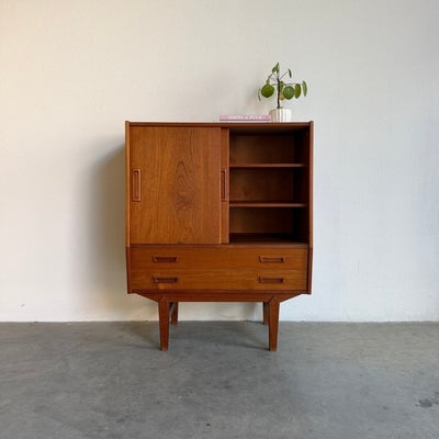 
                  
                    Smal teak highboard met lades en schuifdeuren - LOUI
                  
                