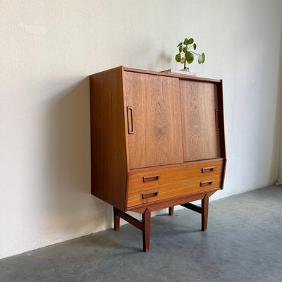 
                  
                    Smal teak highboard met lades en schuifdeuren - LOUI
                  
                