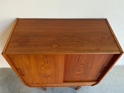 
                  
                    Smal teak highboard met lades en schuifdeuren - LOUI
                  
                