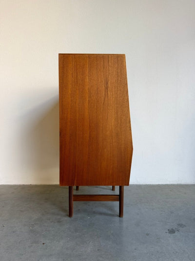 
                  
                    Smal teak highboard met lades en schuifdeuren - LOUI
                  
                