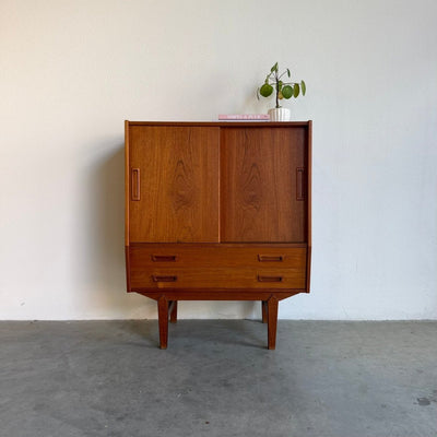Smal teak highboard met lades en schuifdeuren - LOUI