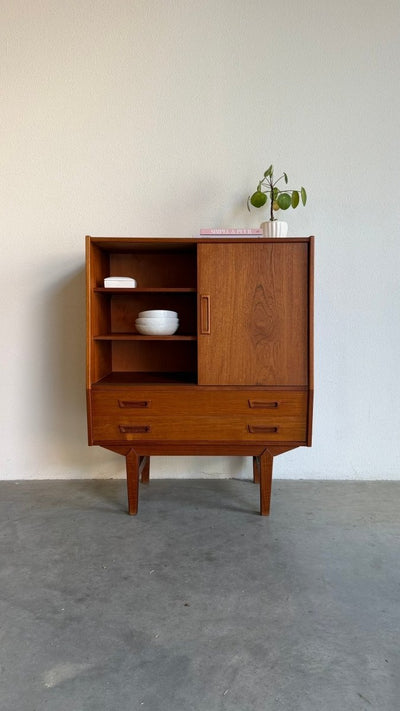 
                  
                    Smal teak highboard met lades en schuifdeuren - LOUI
                  
                