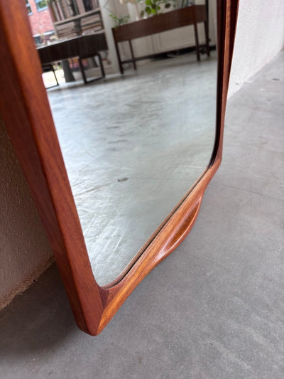 
                  
                    Spiegel teak sierlijke lijst - LOUI.STORE
                  
                