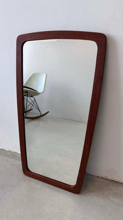 
                  
                    Spiegel teak tapstoelopend - LOUI.STORE
                  
                